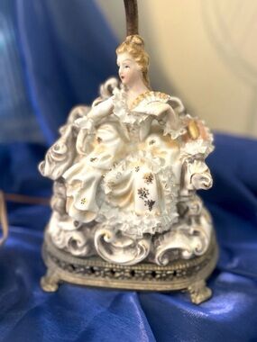 ANTIQUE VICTORIAN ROCOCO STYLE PORCELAIN LADY LAMP & SHADE FRAME